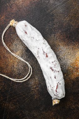 Eski metall arka planda salçalı sosis.
