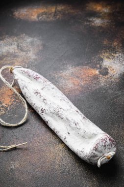 Eski metall arka planında Longaniza sosisi.