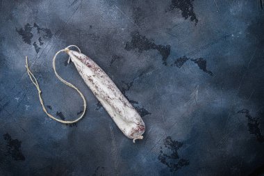 Tüm İspanyol Longaniza beyaz sosisi mavi arkaplanda, kopya alanı ile üst görünüm.