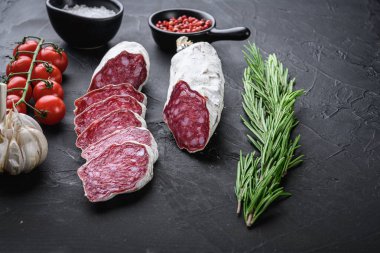 Kurutulmuş salçalı sosis dilimleri ve balkabağı arka planında otlar..