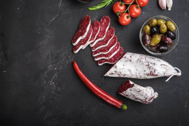 İspanyol Longaniza salam sosisleri, balkabağı arka planında bitkiler, fotokopi alanı ile üst görünüm.