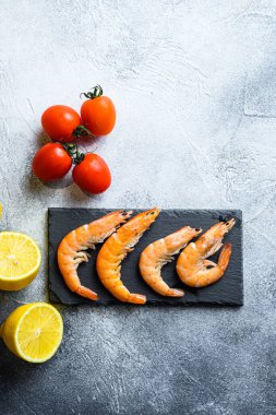 Karidesli makarna ve taze malzemeler. üstten çekim