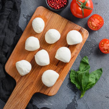 Mozzarella peyniri, fesleğen domates kiraz balzamik siyah kayrak taşı içeriği kare.