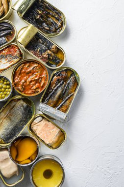 İşlenmiş yiyecek kutuları için teneke kutular Saury, uskumru, lahanalar, sardalyalar, pilchard, kalamar, ton balığı anananası, mısır, bezelye, mango, fasulye, beyaz desenli arka plan boşluğu içerir..