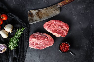 Çiğ üst bıçak organik eti sebze biberiyesi ve diğer malzemelerle keser bbq veya gtrill üst görünümü siyah taş arkaplan üzerine .