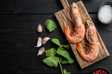 Ahşap tahta üzerinde deniz ürünleri karidesi, fotokopi alanı ve yemek fotoğrafı..