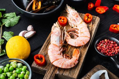 Kara tahta yüzeyde karides kesme tahtası, yiyecek fotoğrafı..