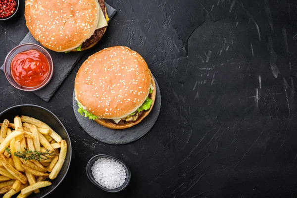 Izgara ev yapımı burger, siyah desenli arka planda sığır eti ve metin için yer var..
