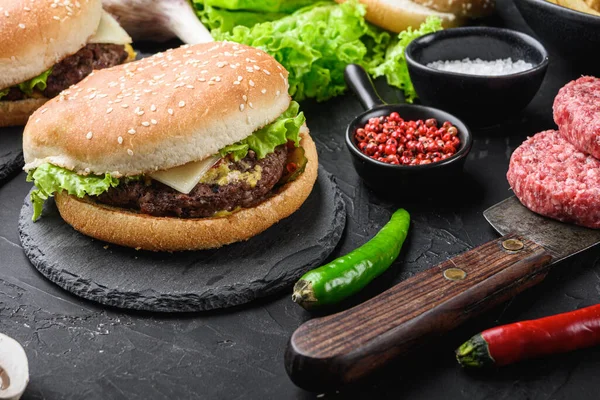Burger Und Zutaten Zum Kochen Auf Schwarzem Hintergrund — Stockfoto