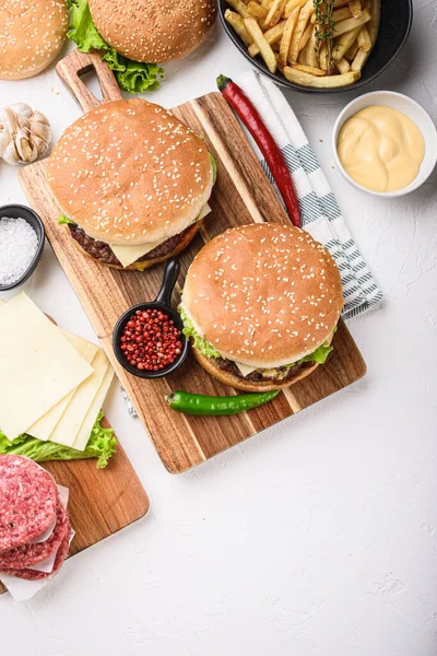 Set Hamburger Und Rohe Zutaten Auf Weißem Hintergrund Draufsicht Mit — Stockfoto