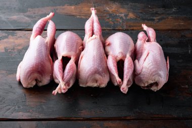 Çiğ bıldırcın seti, koyu ahşap arka planda.