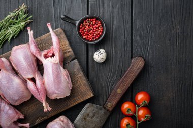 Ev yapımı çiğ bıldırcın, siyah ahşap arka plan ve fotokopi alanı.