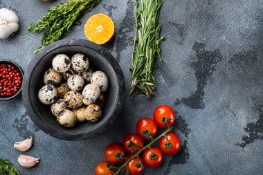 Bıldırcın yumurtaları, üst görünüm, gri arkaplan ve kopyalama alanı