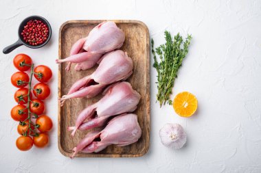 Ev yapımı çevre dostu çiğ bıldırcın, beyaz desenli arka plan ve fotokopi alanı.