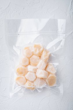 Scallops, vakum paketi, üst görünüm, beyaz desenli arkaplan
