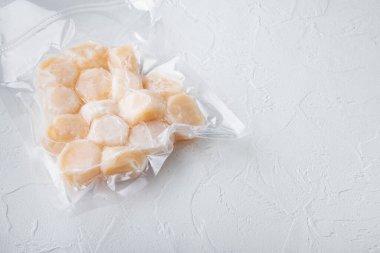 Scallops, vakum paketinde, kopyalama alanı ile beyaz desenli arkaplan