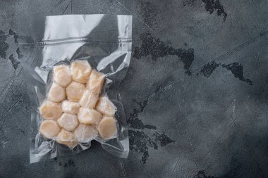 Scallops, vakum paketi, üst görünüm, kopyalama alanı ile gri arkaplan üzerinde