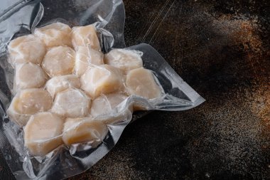 Vakum paketinde donmuş et istiridyeleri, eski kırsal arkaplan üzerinde metin için boşluk