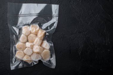 Scallops, vakum paketi, üst görünüm, kopya alanı ile siyah desenli arkaplan