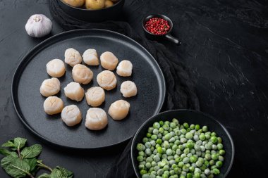 Bitki ve sebze ile taze deniz ürünleri, metin için alan ile siyah desenli arka plan üzerinde