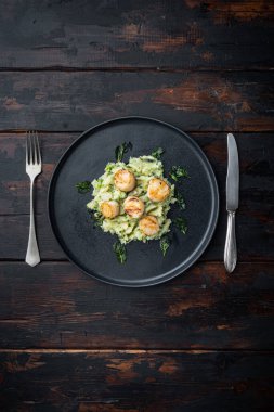 Deniz ürünleri, deniz tarakları nane patatesi ve bezelye ile ızgara, üst manzara, koyu ahşap arka plan ve fotokopi alanı.