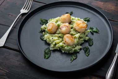 Kavrulmuş istiridye ızgara yemek, koyu ahşap arka planda.