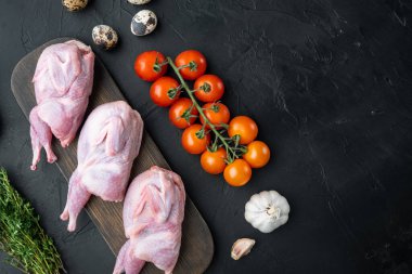 Ev yapımı çevre dostu çiğ bıldırcın, üst görünüm, fotokopi alanı olan siyah desenli arka plan.