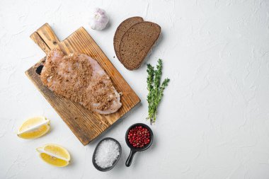 Beyaz zemin üzerinde çıtır çıtır sarımsaklı tavuk, fotokopi alanı ile düzleştirilmiş.