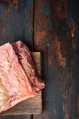 Damarlı biftek, mermer et, koyu ahşap arka plan, üst görünüm, metin için kopya alanı.