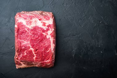 Strip biftek, mermer et, siyah arkaplan, üst görünüm, metin için kopyalama alanı