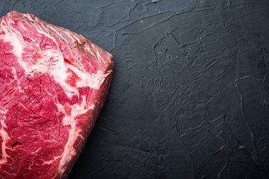 Kısa fileto sığır eti kesimi, siyah arkaplan, üst görünüm, metin için kopyalama alanı