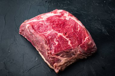 Çiğ büyükelçi bifteği, siyah arka planda.