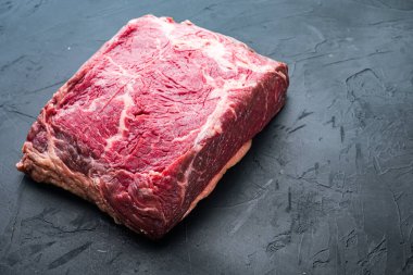 New York bifteği çiğ et, siyah arka planda, metin için kopyalama alanı ile