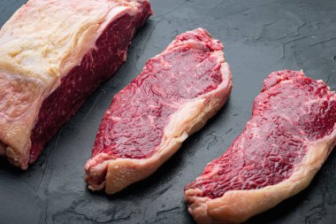 Siyah arka planda kısa fileto çiğ biftek kesimi.