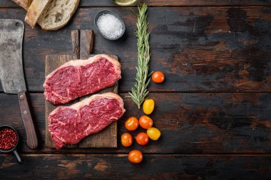 Çiğ biftek köftesi malzemeleri, mermer et, eski ahşap masa, üst görünüm, metin için kopyalama alanı