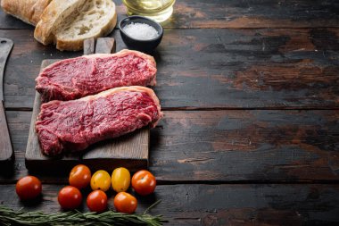 Biftek hamburgerleri sığır eti, mermer et, koyu ahşap arka planda, metin için fotokopi alanı