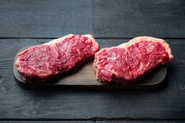 , siyah ahşap arka planda