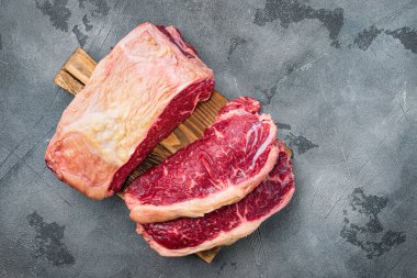 Kısa fileto çiğ biftek kesimi, gri arkaplan, metin için kopyalama alanı ile