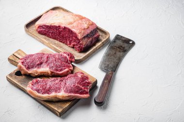 Strip fileto biftek, çiğ mermer et, beyaz arka planda, metin için kopyalama alanı