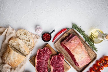 Biftek hamburgerleri sığır eti, mermer et, beyaz arka plan, üst görünüm, metin için kopya alanı