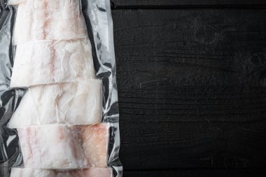 Çiğ mezgit balığı derisiz plastik vakum paketlendi, metin için kopya alanı ile üst görünüm