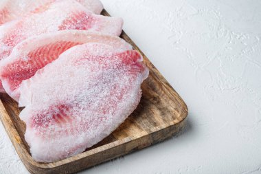 Donmuş, beyaz balık filetosu, metin için kopyalama alanı olan beyaz arkaplan