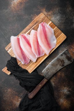 Beyaz tilapia balığı fileto, eski kırsal arka planda, üst manzara