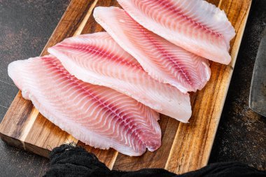 Tilapia balık fileto eti kesimi, eski kırsal arka planda.