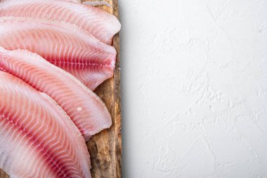 Tilapia balığı, derisiz et, beyaz arkaplanda, metin için kopya alanı ile üst görünüm