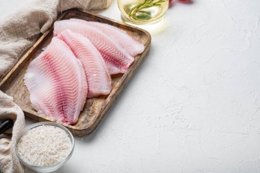 Beyaz balık filetosu, basmati pilavı ve kiraz domatesli, beyaz arkaplan ve metin için fotokopi alanı.