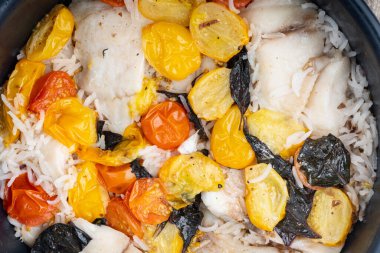 Bir tava enfes balık, basmati pilavlı ve kiraz domatesli, en iyi manzara.