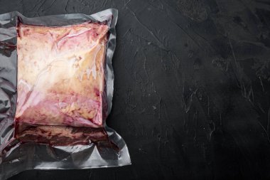En iyi sığır filetosu büyük plastik kesim, siyah arkaplan, üst görünüm, metin için kopyalama alanı