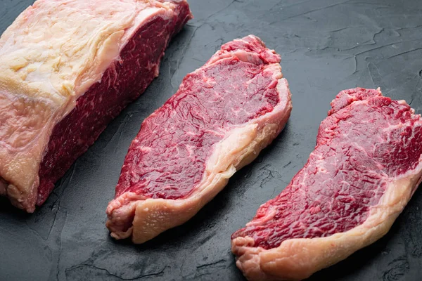 Siyah arka planda kısa fileto çiğ biftek kesimi.