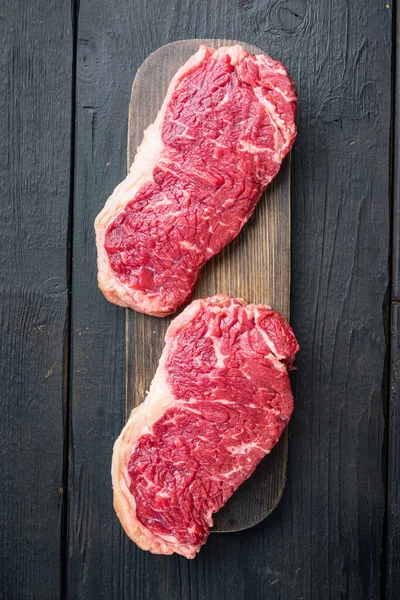 Strip Steak Márvány Marhahús Nyers Hús Fekete Asztalon Felülnézet — Stock Fotó